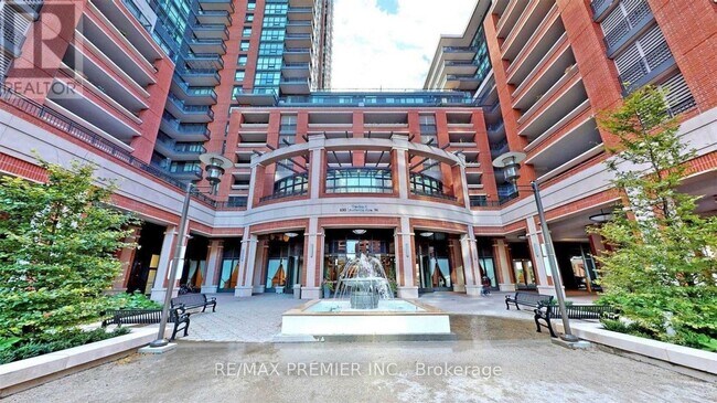Photo du bâtiment - 830 Lawrence Ave W