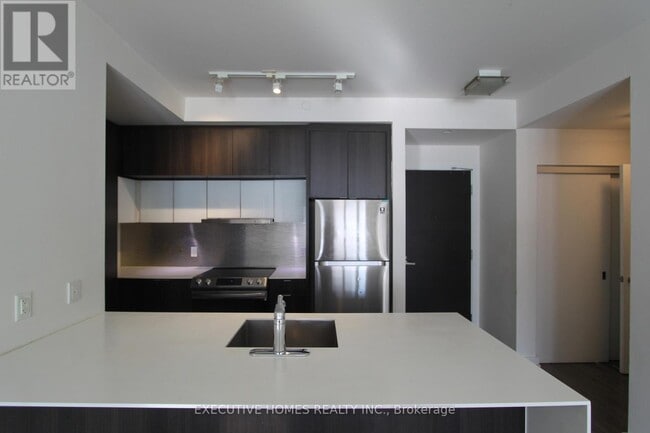 Photo du bâtiment - 5035 Harvard Rd