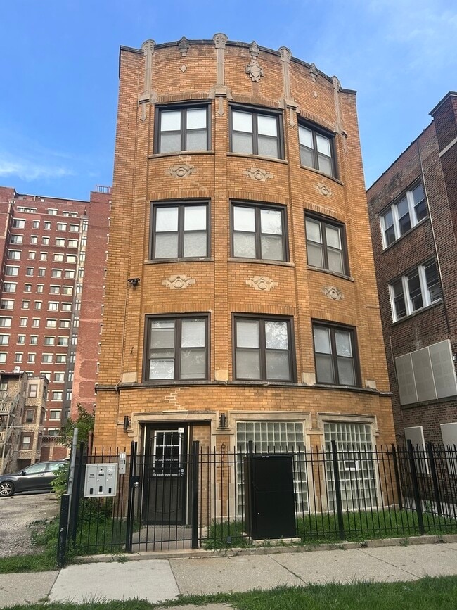 Building Photo - 6711 S Paxton Ave