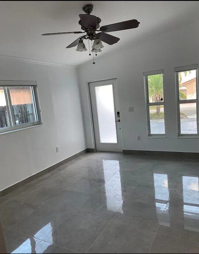 Foto del edificio - 2667 W 70th Pl