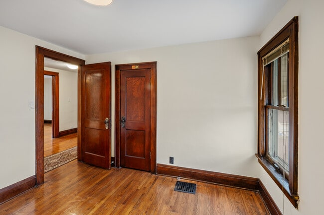 Building Photo - 1165 Marentette Av