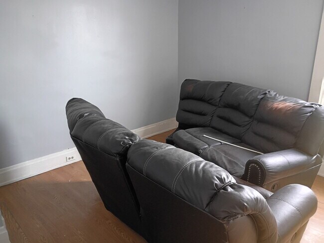 Foto del edificio - 4618 Sullivan Ave