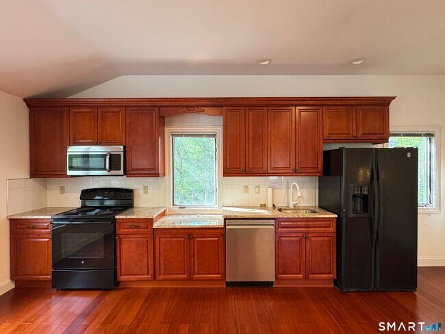 Foto del edificio - 108 Comstock Hill Ave