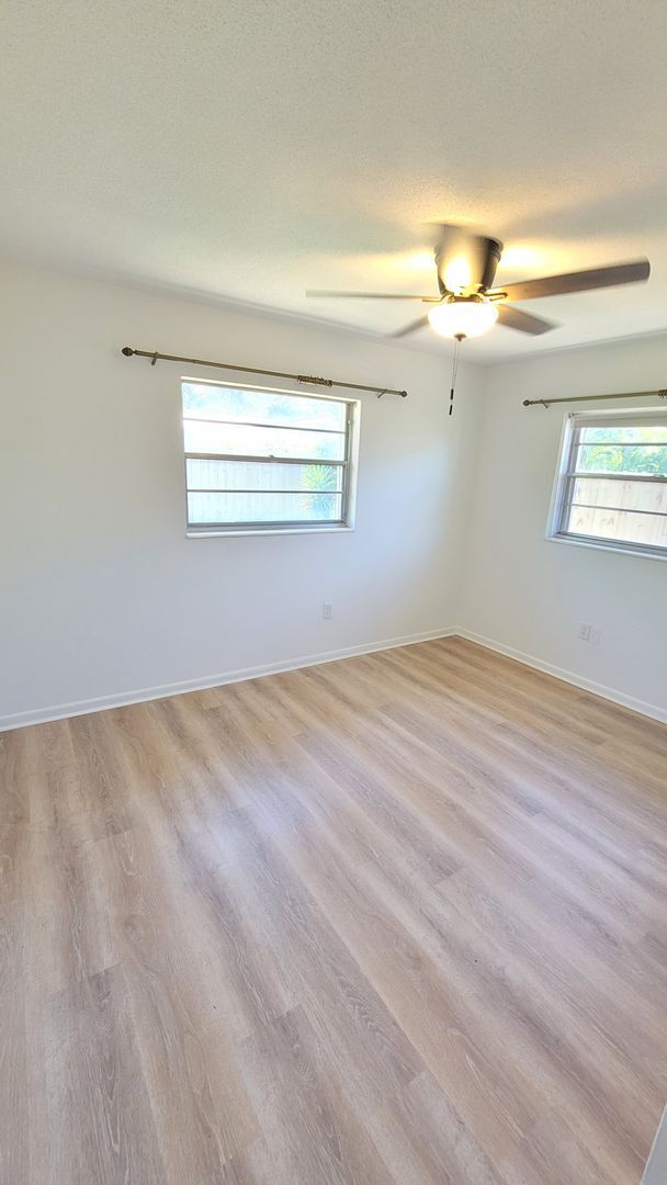 Foto del edificio - Beautiful Corner Lot Rental-Large 4 Bedroo...