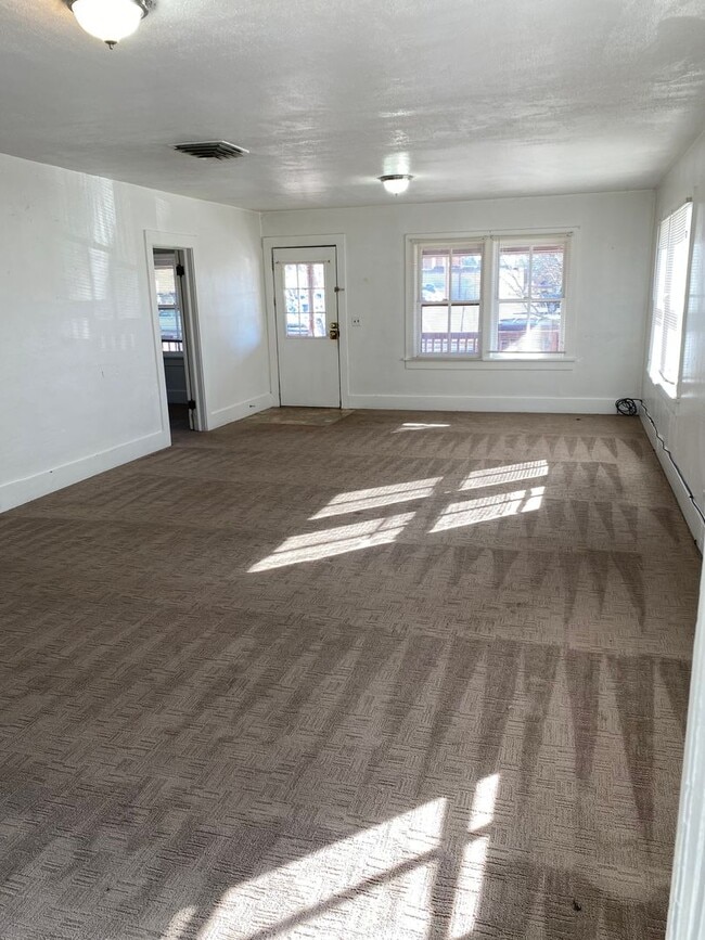 Building Photo - 27 S Elm St