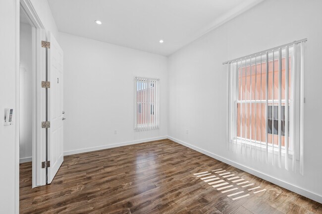 Foto del edificio - 2649 Ellendale Pl