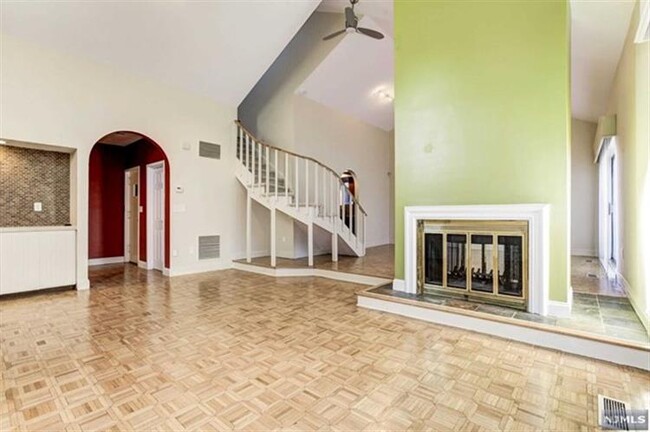 Building Photo - 5 Sandburg Ct