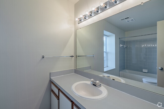 1BR, 1BA - 900SF - Bathroom - Oakview Square