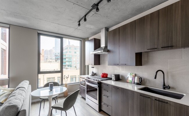 Photo - 900 W Washington Blvd Apartment