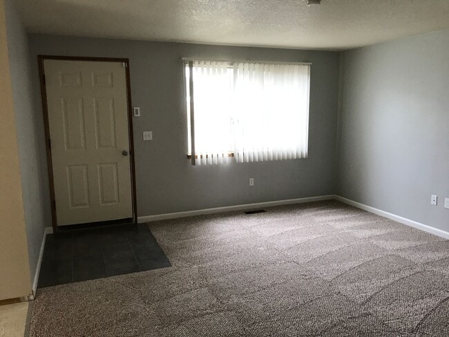 Building Photo - Spacious 3 bdrm/1.5 bath, Garage, Fenced B...