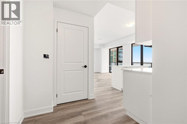 Photo du bâtiment - 2075 Lakeshore Rd.