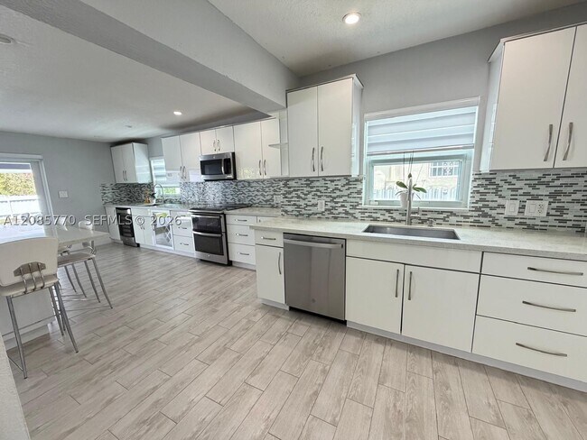 Building Photo - 630 SW 46th Ave
