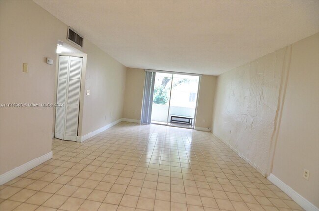 Foto del edificio - 8405 NW 8th St