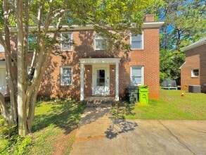 Building Photo - 10 Crescent Ln