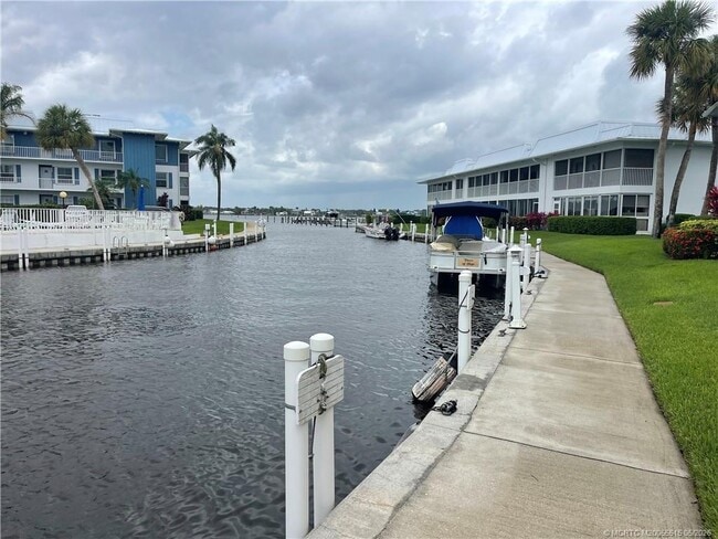 Foto del edificio - 1858 SW Palm City Rd