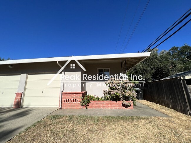 Building Photo - Updated 2bd/1ba Carmichael Duplex with Garage