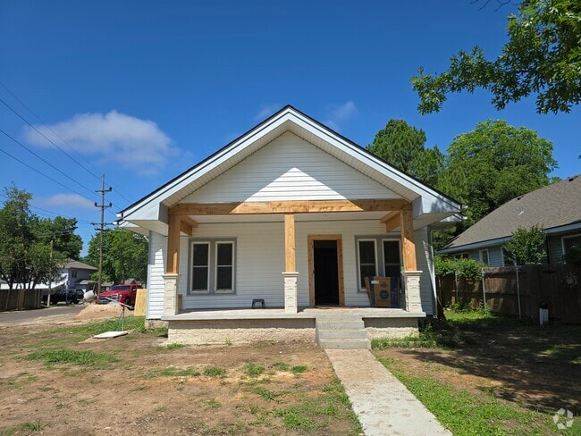 Building Photo - 320 Chautauqua Ave