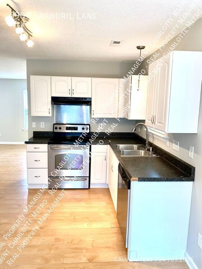 Foto del edificio - HUGE HOME!!!!!!!    Come see this beauty!