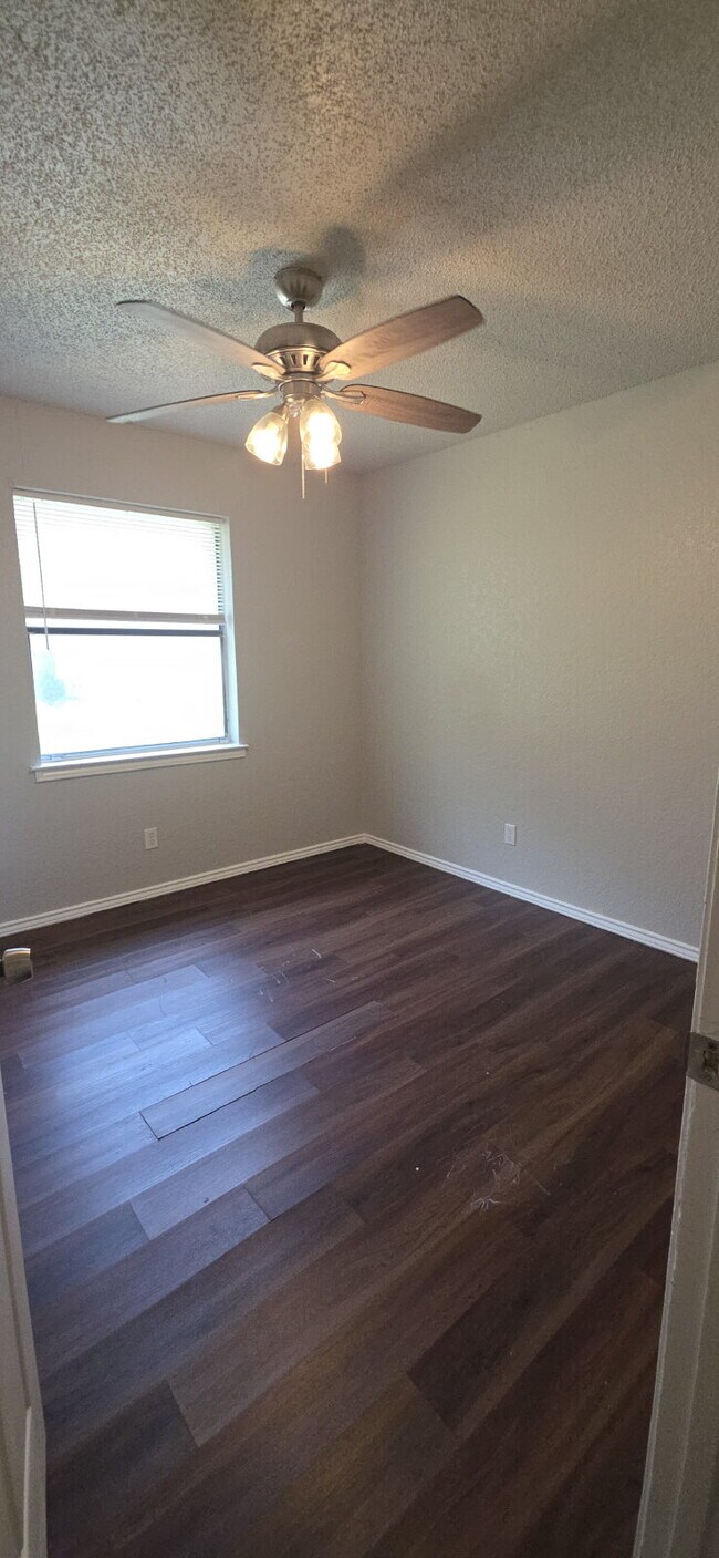 Building Photo - Welcome to this beautifully updated duplex!!!