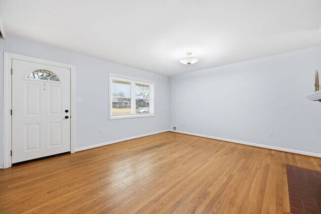 Foto del edificio - Welcome to this charming two-level raised rambler located in Alexandria, VA.