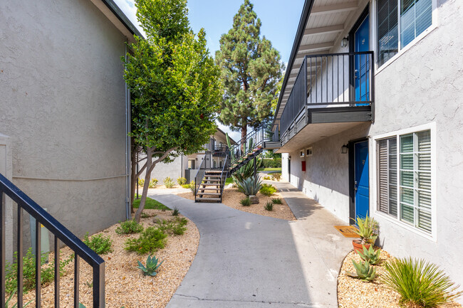 Enjoy our tranquil walkways and courtyards - Villa Del Sur Apartment Homes