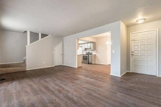 Foto del edificio - Beautiful 2BD/2.5 BTH Home Right off of NW Expressway and Shopping Areas