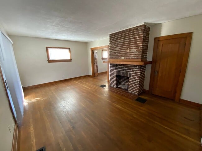 Building Photo - Hillcrest Home **Move in Special!**