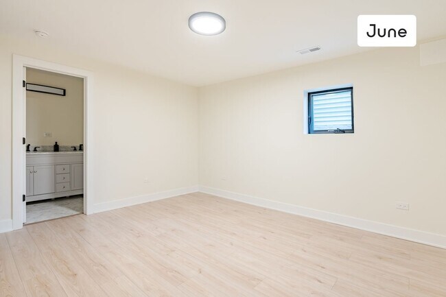 Building Photo - ROOM ONLY in 4-bed/2.5-bath Home