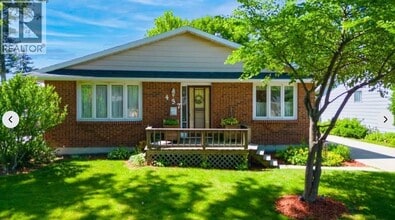 Building Photo - 437 Treewood Crescent
