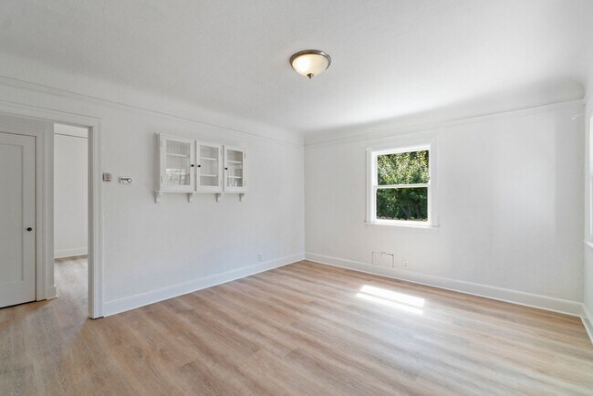 Foto del edificio - 2039 Clinton Ave