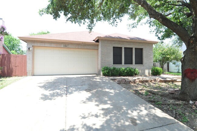 Foto del edificio - Available NOW! 4 bedrooms, one story, Grea...