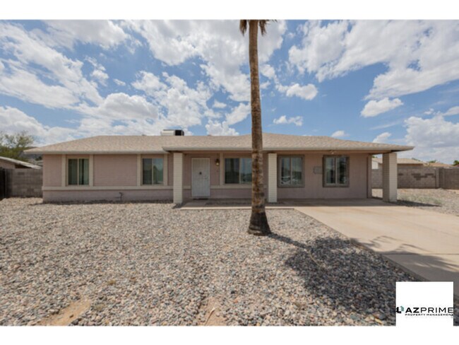 Building Photo - Live large in this stylish 4/2 Phoenix House!