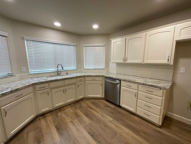 Foto del edificio - Updated Home In Established Northeast Fresno Neighborhood. Clovis Unified Schools!