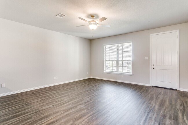 Foto del edificio - 3 bedroom 2 Bath home located in McPherson Village