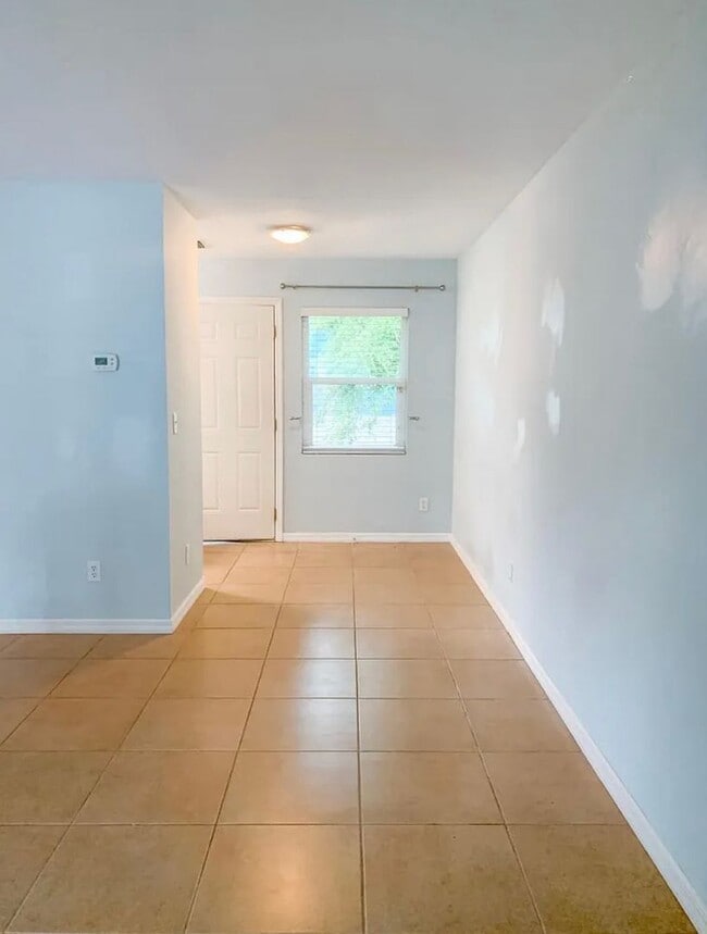 Foto del edificio - Hottest location, unit available near best beaches and downtown