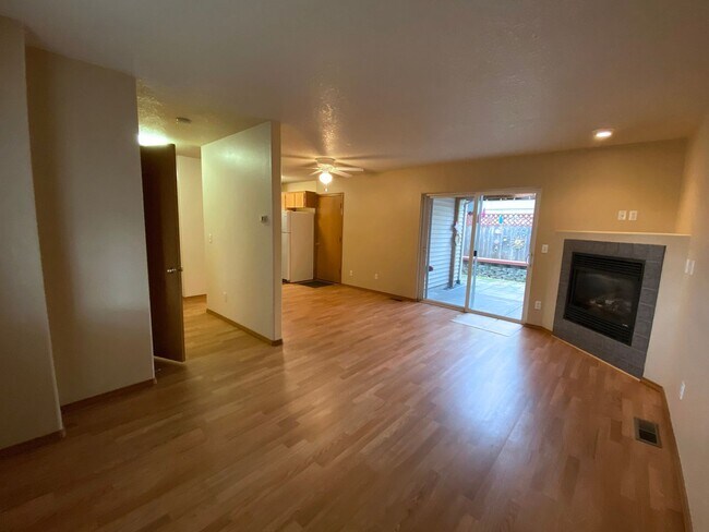 Foto del edificio - Great Duplex Unit with Attached Garage, Co...