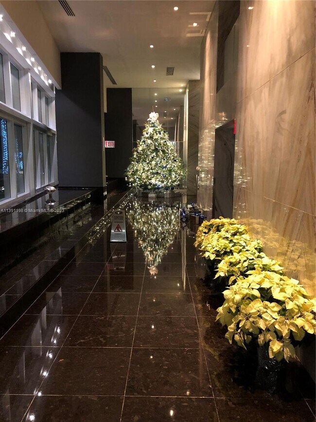 Foto del edificio - 325 S Biscayne Blvd