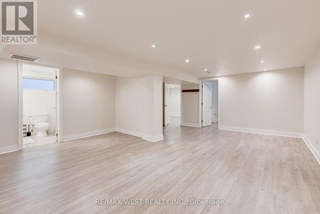 Building Photo - 606 Conacher Dr