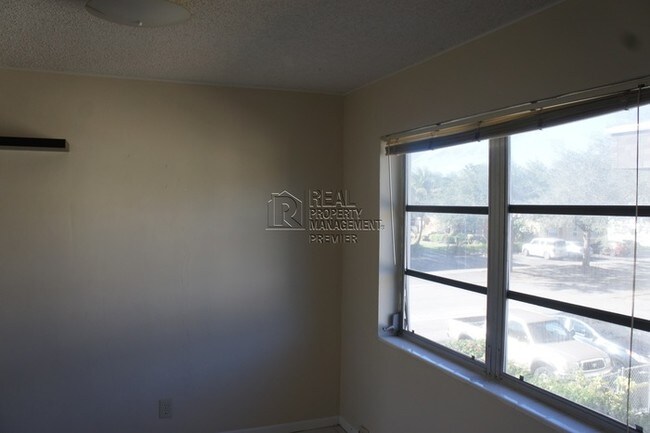 Building Photo - Renovated 2 Bedroom Apartment in Cooper City