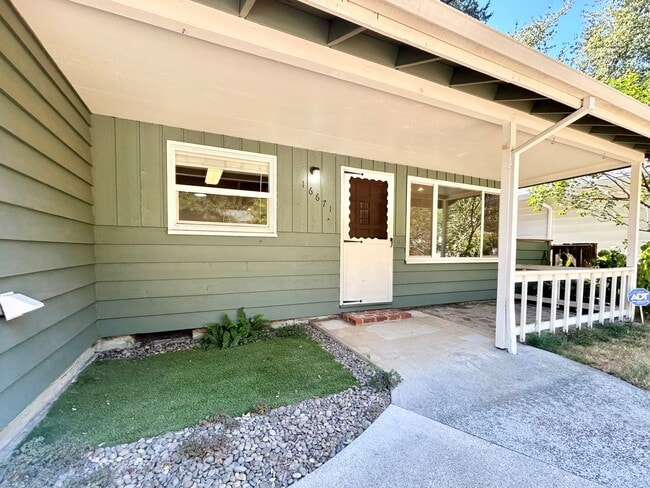 Building Photo - Spacious 3 Bed, 1.0 Bath House - Fully Fen...