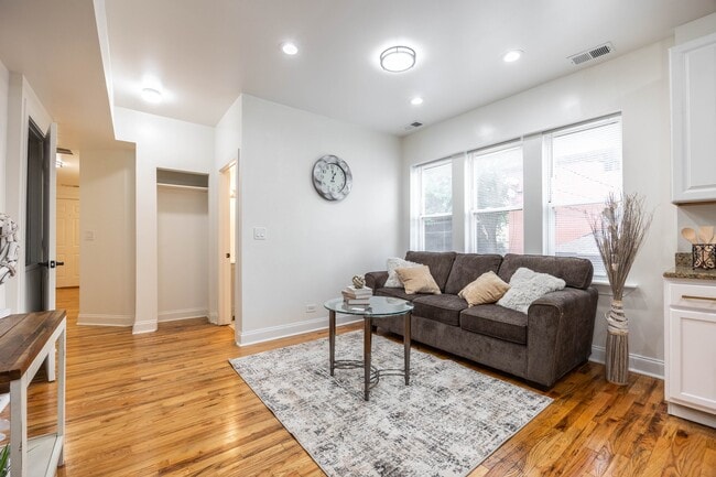 Photo - 3849 W Ainslie St (Chicago, IL) Apartment