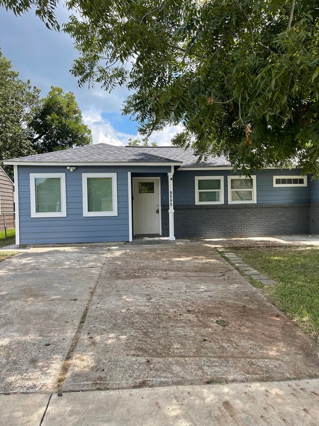 Building Photo - 9505 Sierra Dr