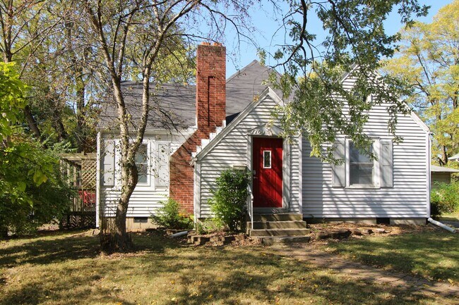 Building Photo - PRELEASING for AUGUST! Close to Campus