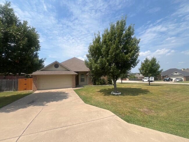 Foto del edificio - Meander Estates! Large corner lot 3/2/2 Coming August 2025. Covered patio!