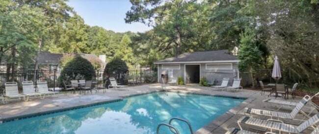 Foto del edificio - 527 Warm Springs Cir