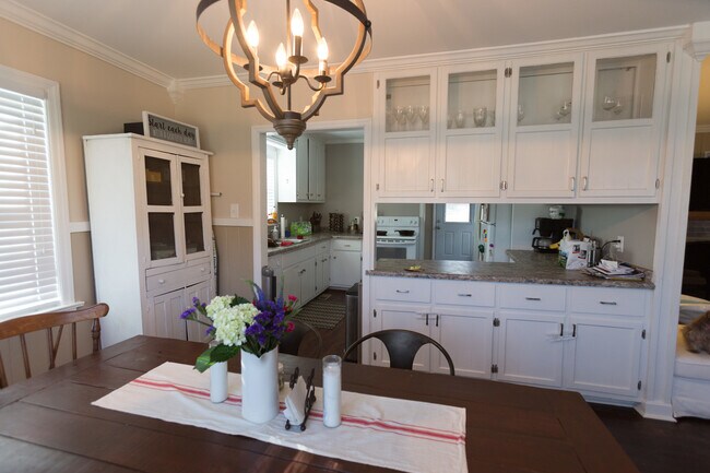 Building Photo - 3 Br home minutes away from campus!