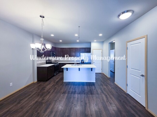 Building Photo - Bright and charming 3 bed townhome in Pinn...