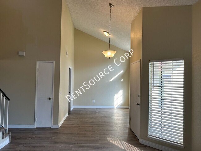 Building Photo - 4 bedroom, 2.5 bathroom home for rent in P...