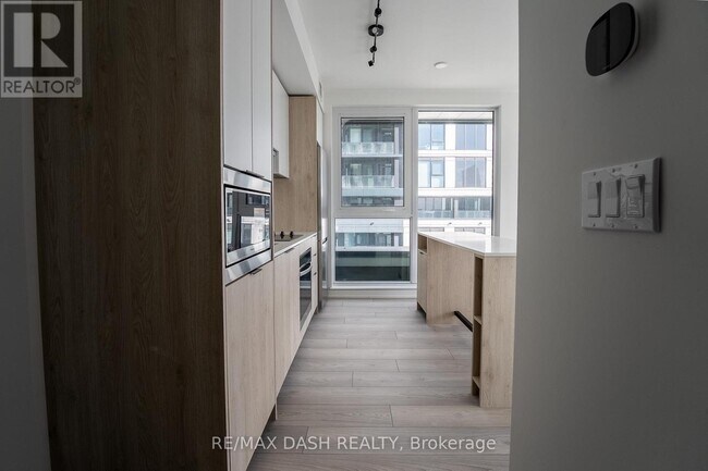 Building Photo - 1007 The Queensway