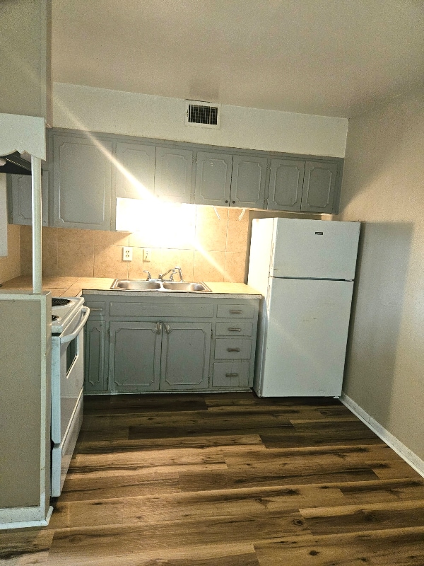 Primary Photo - 414 E Avenue A